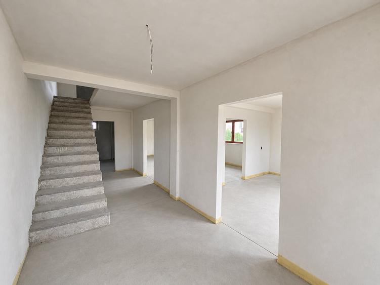 Duplex cu 5 camere cu Canalizare în Copăceni