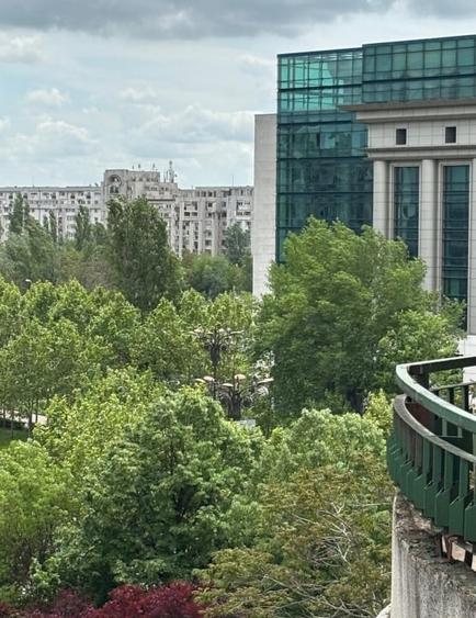 Apartament cu 5 camere decomandat în Unirii