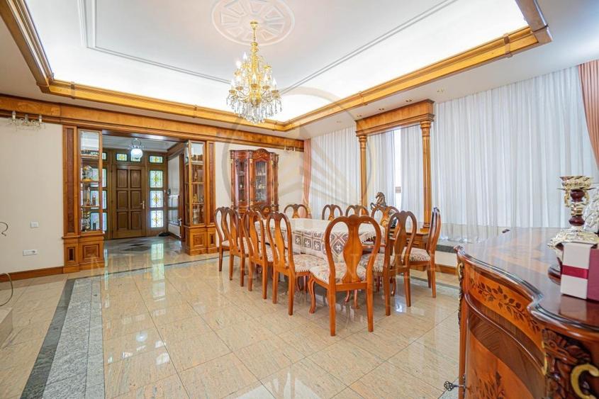 Casă individuală cu 9 camere cu Canalizare în Central