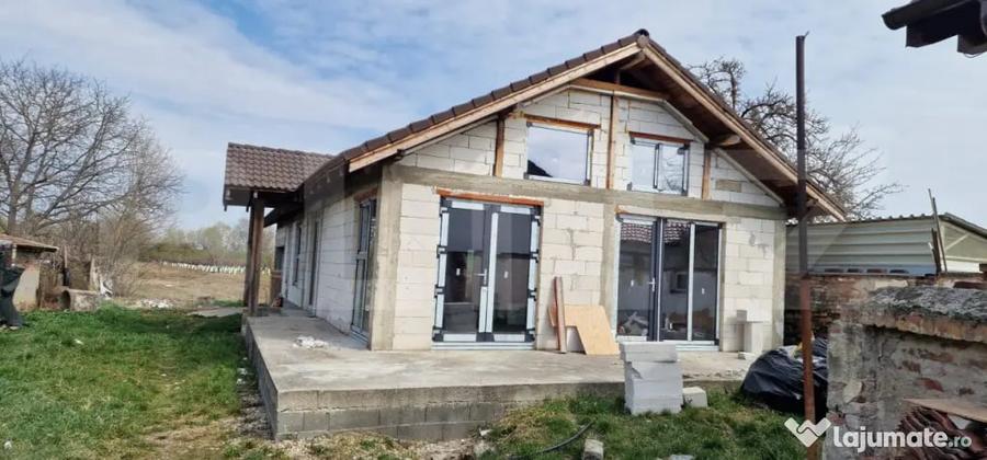 Casă cu 3 camere cu Teren 2712 Mp în Central