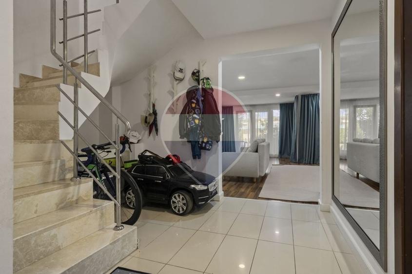 Duplex cu 4 camere cu Piscina în Ștefăneștii de Jos