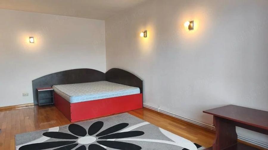 Apartament cu 3 camere decomandat în Liliacului