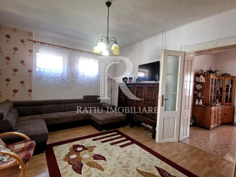 Casă individuală cu 6 camere cu Canalizare în Central