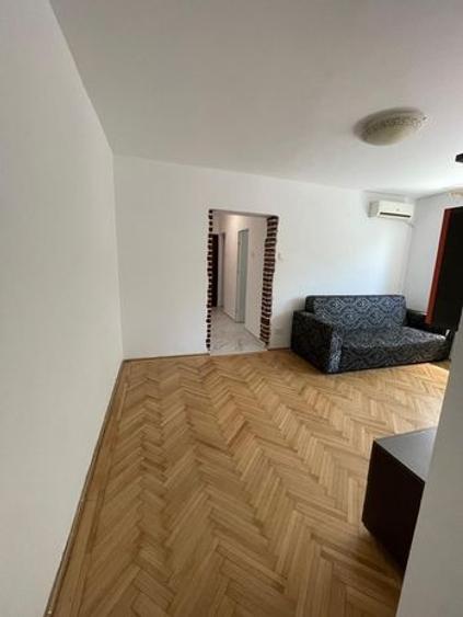 Apartament cu 3 camere semidecomandat în Drumul Taberei