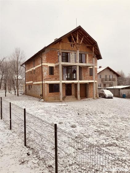 Casă cu 9 camere cu Teren 900 Mp în Cornu