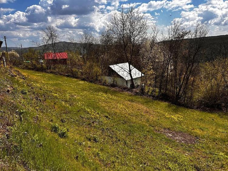 Teren de 2350 mp, în Surani