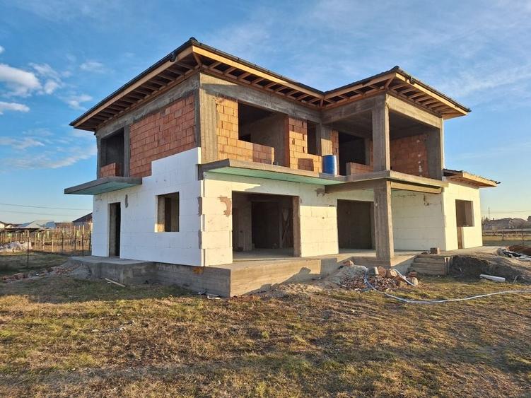 Casă cu 4 camere în Spătaru