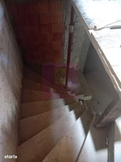 Casă cu 6 camere cu Teren 250 Mp în Decebal