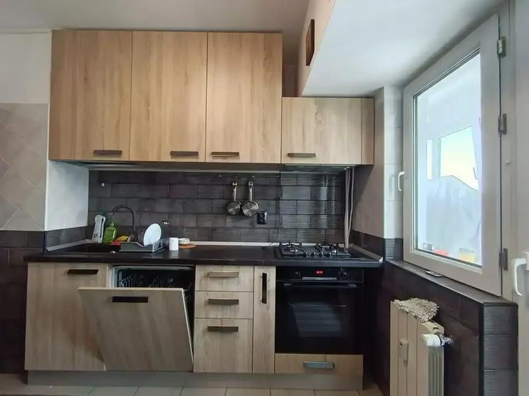 Apartament cu 3 camere decomandat, mobilat în Victoriei