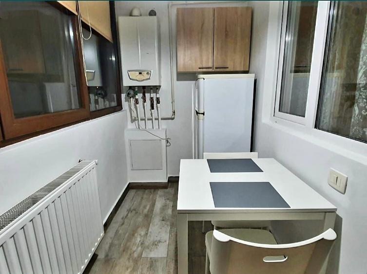 Garsonieră decomandată în Roșu