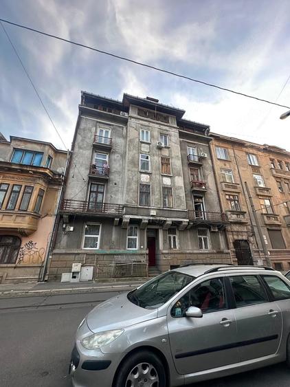 Apartament cu 3 camere semidecomandat în Cișmigiu