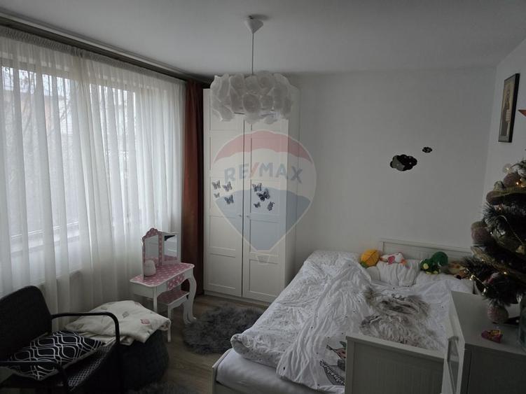 Casă individuală cu 7 camere cu Teren 545 Mp în Est