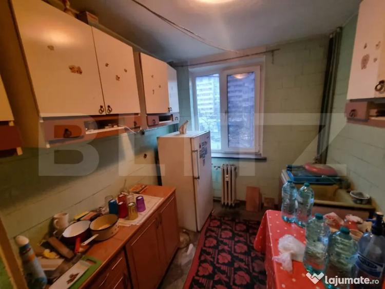 Apartament cu 3 camere semidecomandat în Calea București