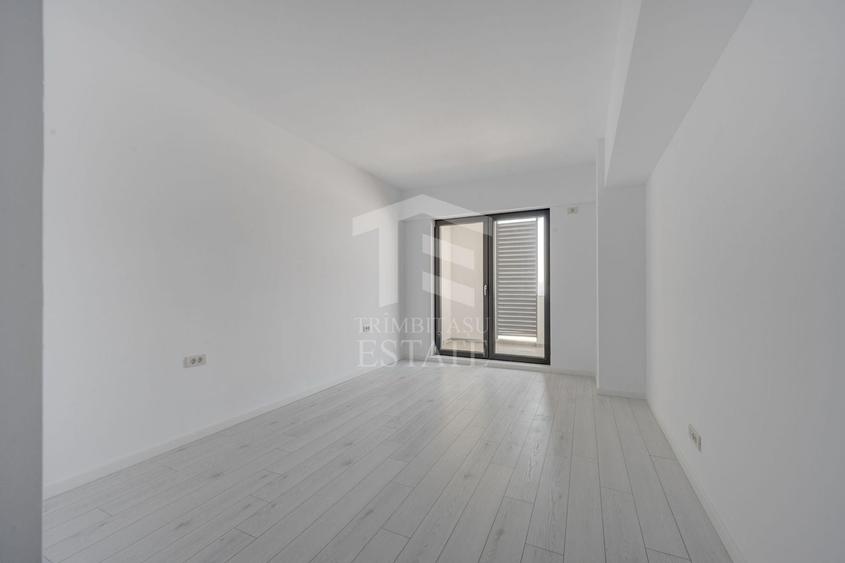 Apartament cu 3 camere semidecomandat în Colentina