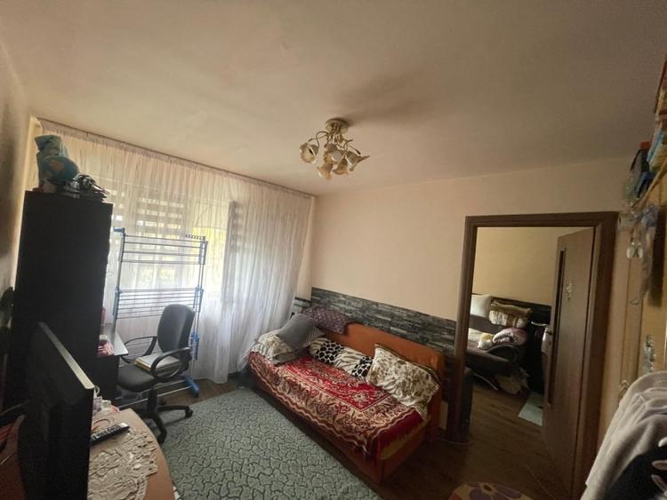 Apartament cu 3 camere semidecomandat, mobilat în Valea Rosie
