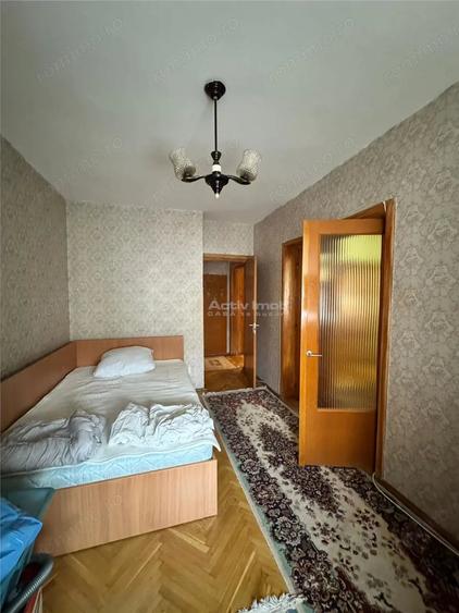 Apartament cu 4 camere decomandat în Micul Dallas