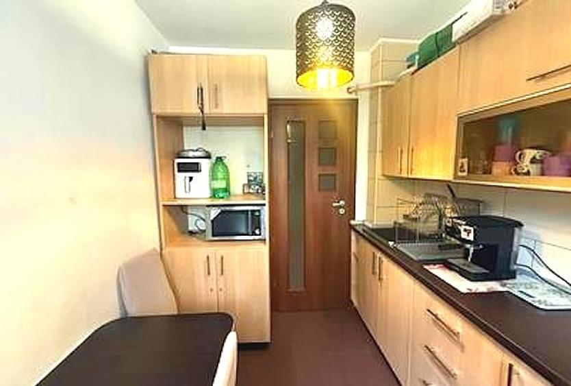 Apartament cu 3 camere decomandat, mobilat în Titan