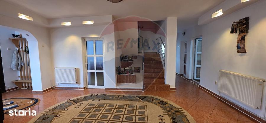 Casă cu 5 camere cu Teren 3156 Mp în Gura Ocniței