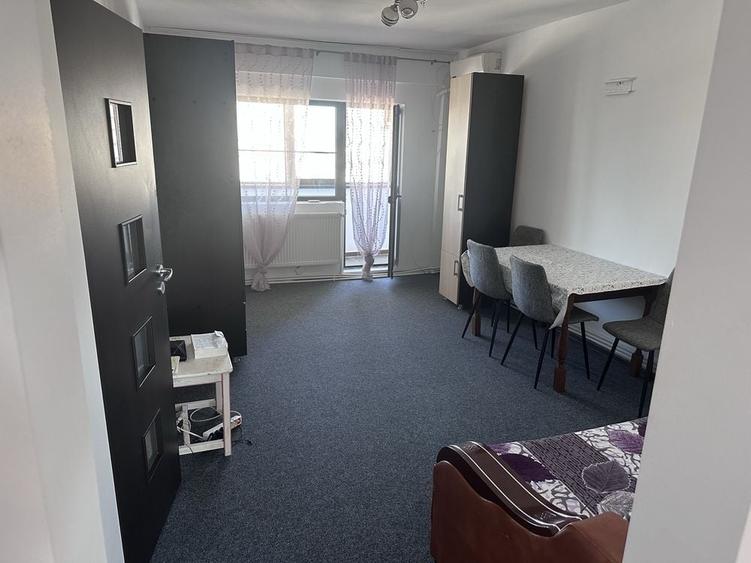 Apartament cu 4 camere semidecomandat, mobilat în Dacia
