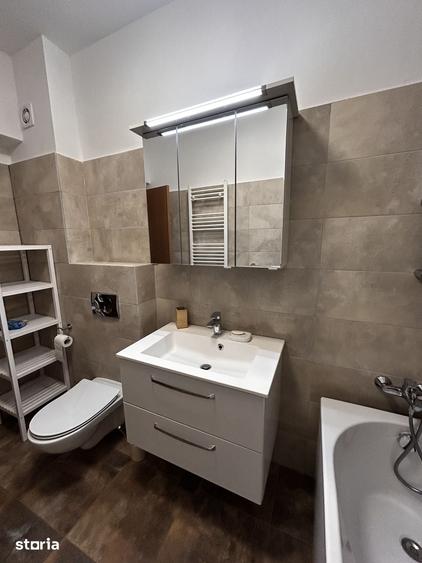 Apartament cu 3 camere în Apărătorii Patriei