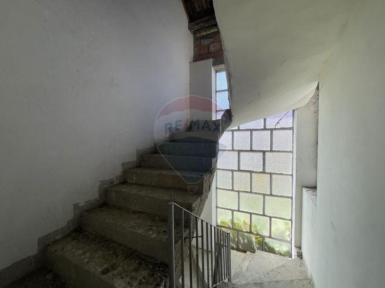 Casă individuală cu 15 camere cu Canalizare în Elisabetin