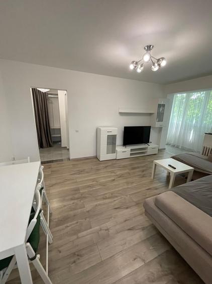Apartament cu 2 camere semidecomandat, mobilat în P-ța Victoriei