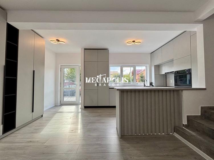 Duplex cu 4 camere cu Canalizare în Sânpetru