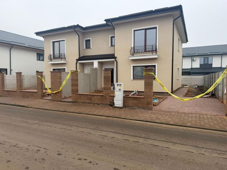 Duplex cu 4 camere cu Canalizare în Central