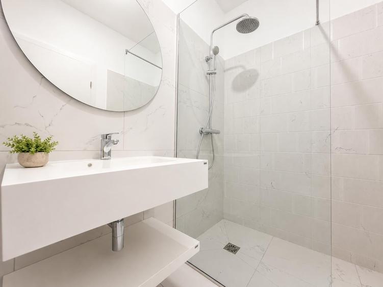 Apartament cu 3 camere decomandat, mobilat în Băneasa