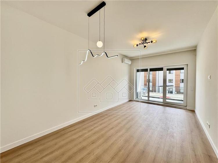 Apartament cu 3 camere decomandat în Exterior Vest