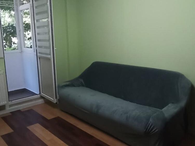 Apartament cu 3 camere semidecomandat în Brâncoveanu