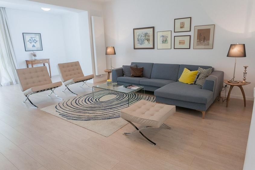 Apartament cu 3 camere decomandat, mobilat în P-ța Victoriei