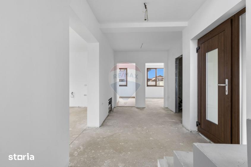 Casă cu 7 camere cu Teren 437 Mp în Livada