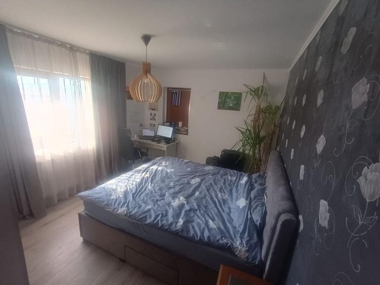 Apartament cu 3 camere semidecomandat în Florești