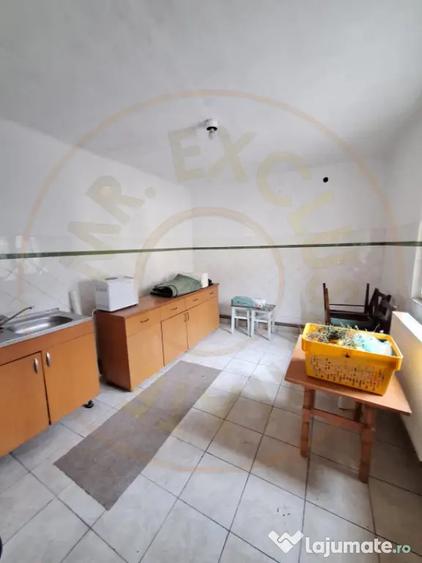 Casă cu 3 camere cu Canalizare în Central