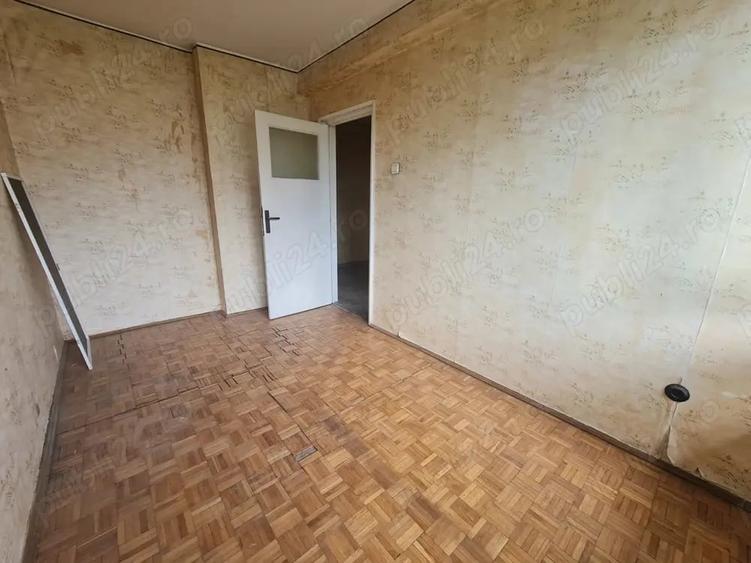Apartament cu 3 camere semidecomandat în Independenței
