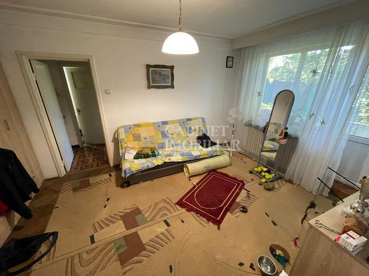 Apartament cu 3 camere semidecomandat în Tătărași