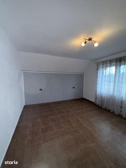 Casă cu 6 camere cu Teren 5600 Mp în Golești