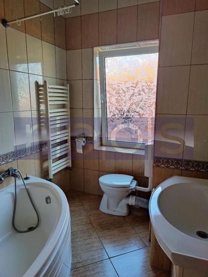 Apartament cu 3 camere semidecomandat, mobilat în Primăverii