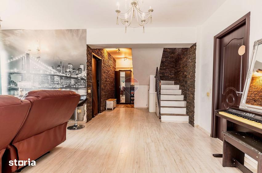 Apartament cu 5 camere decomandat în Breazu