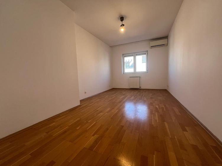 Apartament cu 3 camere decomandat în Pipera