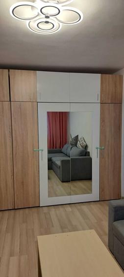 Apartament cu 3 camere semidecomandat, mobilat în Berceni