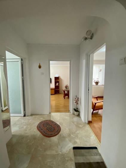 Apartament cu 3 camere decomandat în Ceardac