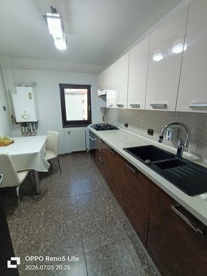 Apartament cu 3 camere decomandat în Exterior Vest