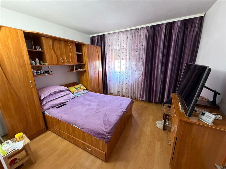 Apartament cu 3 camere decomandat, mobilat în Sud