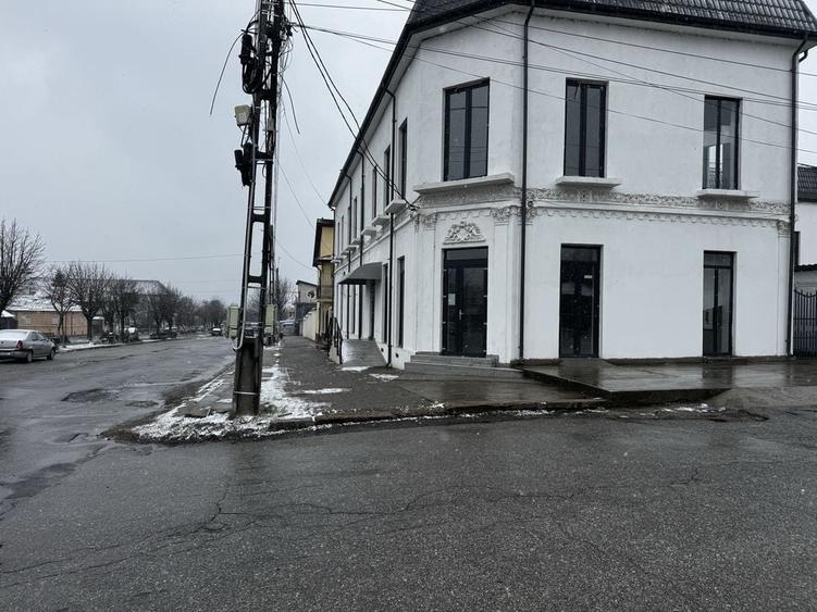 Casă cu 4 camere cu Teren 300 Mp în Central