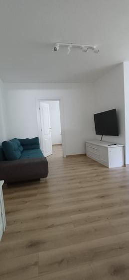 Apartament cu 3 camere semidecomandat în Berceni