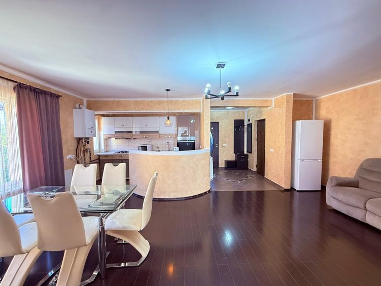 Apartament cu 4 camere semidecomandat, mobilat în Central