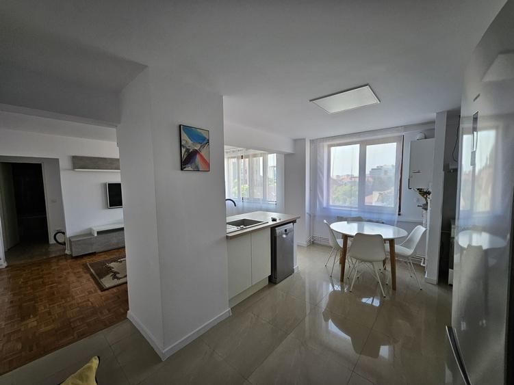 Apartament cu 3 camere semidecomandat în Ultracentral