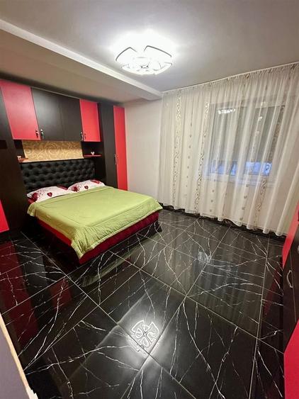 Casă individuală cu 7 camere cu Teren 300 Mp în Rontău